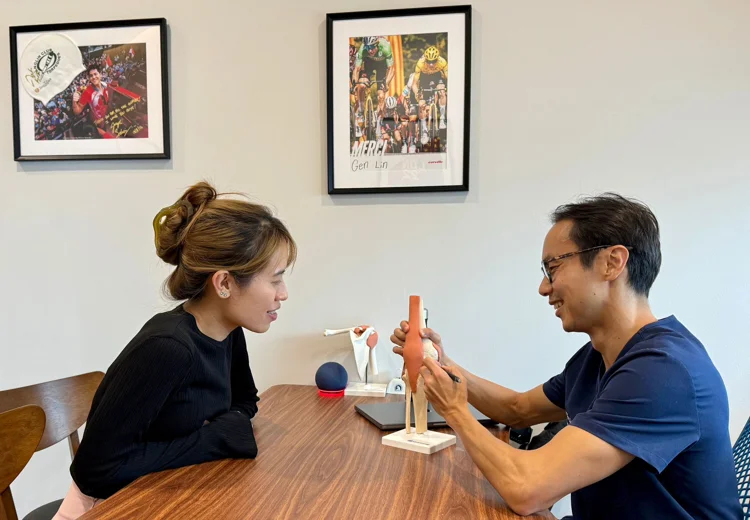 Dr Foo Gen Lin consulting with a patient.